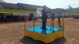 Foto:PLT Camat Lenteng, Suryadi Irawan saat menjadi inspektur upacara dalam rangka HUT RI Ke-78
