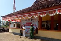 Foto:Kades Ellak Daya, Khairuddin saat membaca teks pancasila