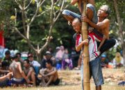 Semarak HUT ke-78 RI, Ganjar Creasi Adakan Lomba Panjat Pinang di Surabaya