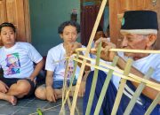 Kiai Muda Ganjar Ajarkan Warga Membuat Alat Dapur dan Kebersihan dari Bambu