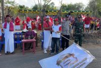 Foto:Ketua Panitia didampingi Kepala Desa Pagarbatu saat melepas peserta JJS