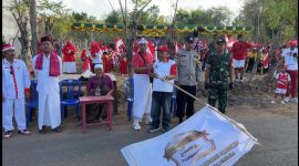 Foto:Ketua Panitia didampingi Kepala Desa Pagarbatu saat melepas peserta JJS