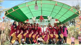 Foto:Foto bersama kepala desa Kambingan Barat dan seluruh panitia kegiatan JJS seusai acara.