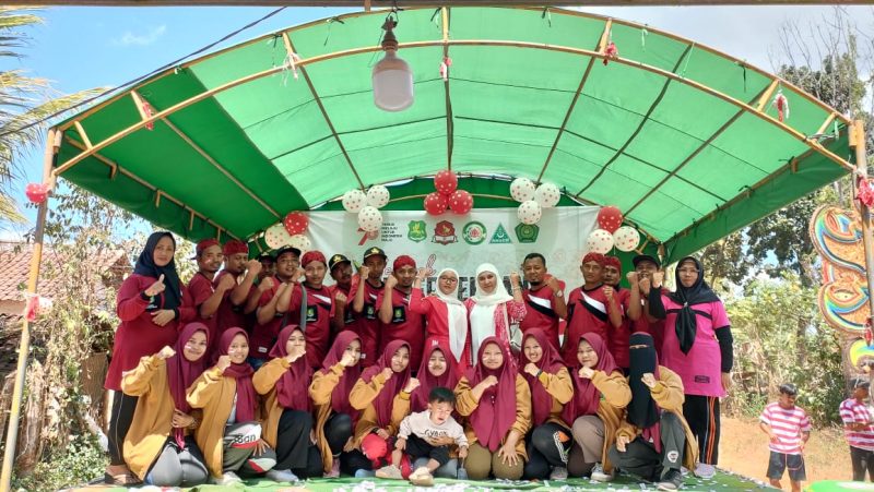 Foto:Foto bersama kepala desa Kambingan Barat dan seluruh panitia kegiatan JJS seusai acara.