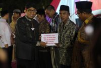 Foto: moment Bupati Sumenep saat menyerahkan AUTP kepada petani