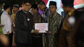 Foto: moment Bupati Sumenep saat menyerahkan AUTP kepada petani