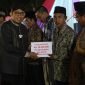Foto: moment Bupati Sumenep saat menyerahkan AUTP kepada petani