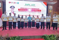 Foto:Foto bareng Kacabdin Sumenep para penerima penghargaan dari Gubernur Jatim