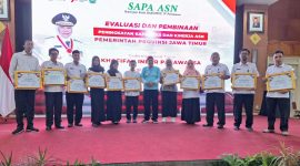 Foto:Foto bareng Kacabdin Sumenep para penerima penghargaan dari Gubernur Jatim