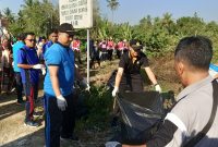 Foto: PLT Camat Lenteng beserta Kapolsek Lenteng ikut serta berjibaku membersihkan sampah bekas sama peserta JJS