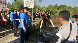 Foto: PLT Camat Lenteng beserta Kapolsek Lenteng ikut serta berjibaku membersihkan sampah bekas sama peserta JJS