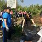 Foto: PLT Camat Lenteng beserta Kapolsek Lenteng ikut serta berjibaku membersihkan sampah bekas sama peserta JJS