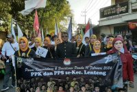 Foto:Ketua PPK Lenteng didampingi srikandi-srikandi PPS saat ikuti pawai kemerdekaan RI Kecamatan Lenteng