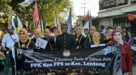 Foto:Ketua PPK Lenteng didampingi srikandi-srikandi PPS saat ikuti pawai kemerdekaan RI Kecamatan Lenteng 
