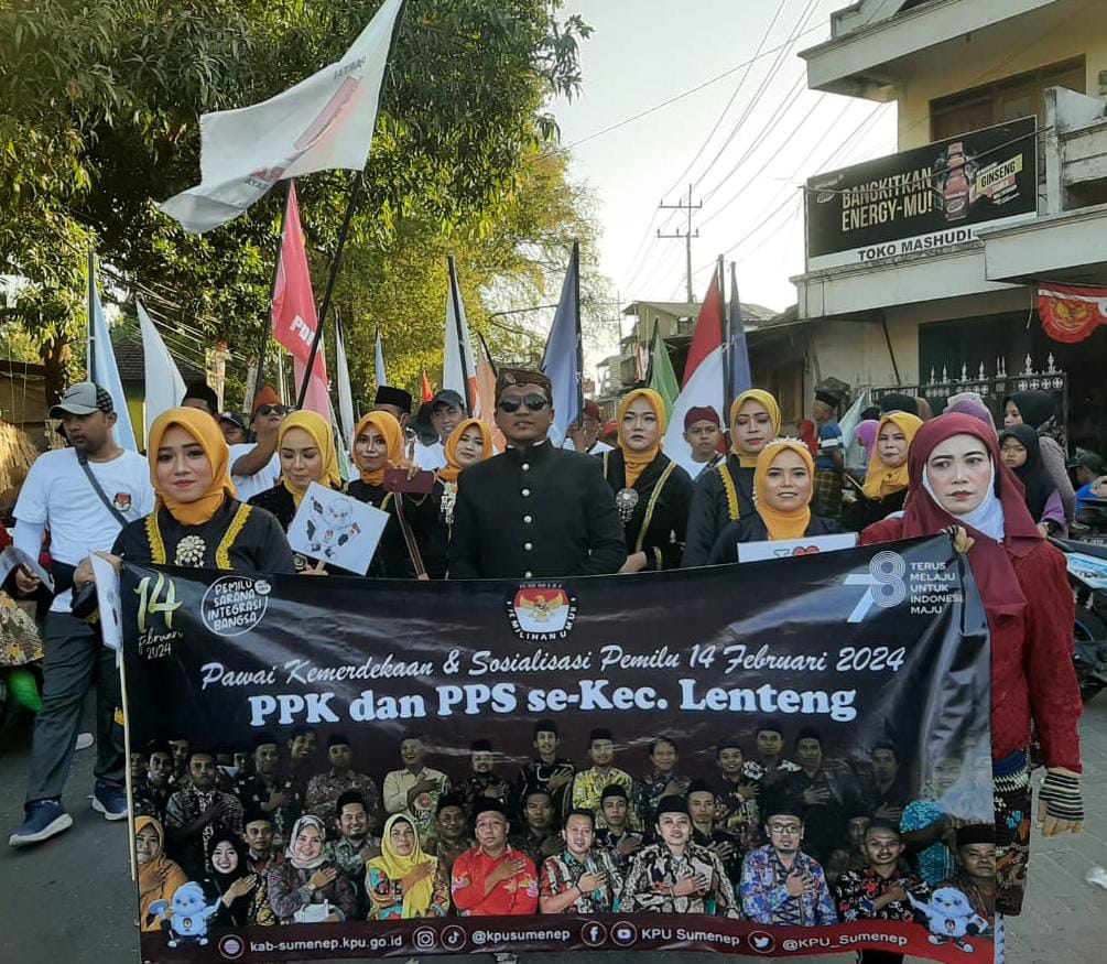 Ketua PPK Lenteng didampingi srikandi-srikandi PPS saat ikuti pawai kemerdekaan RI Kecamatan Lenteng