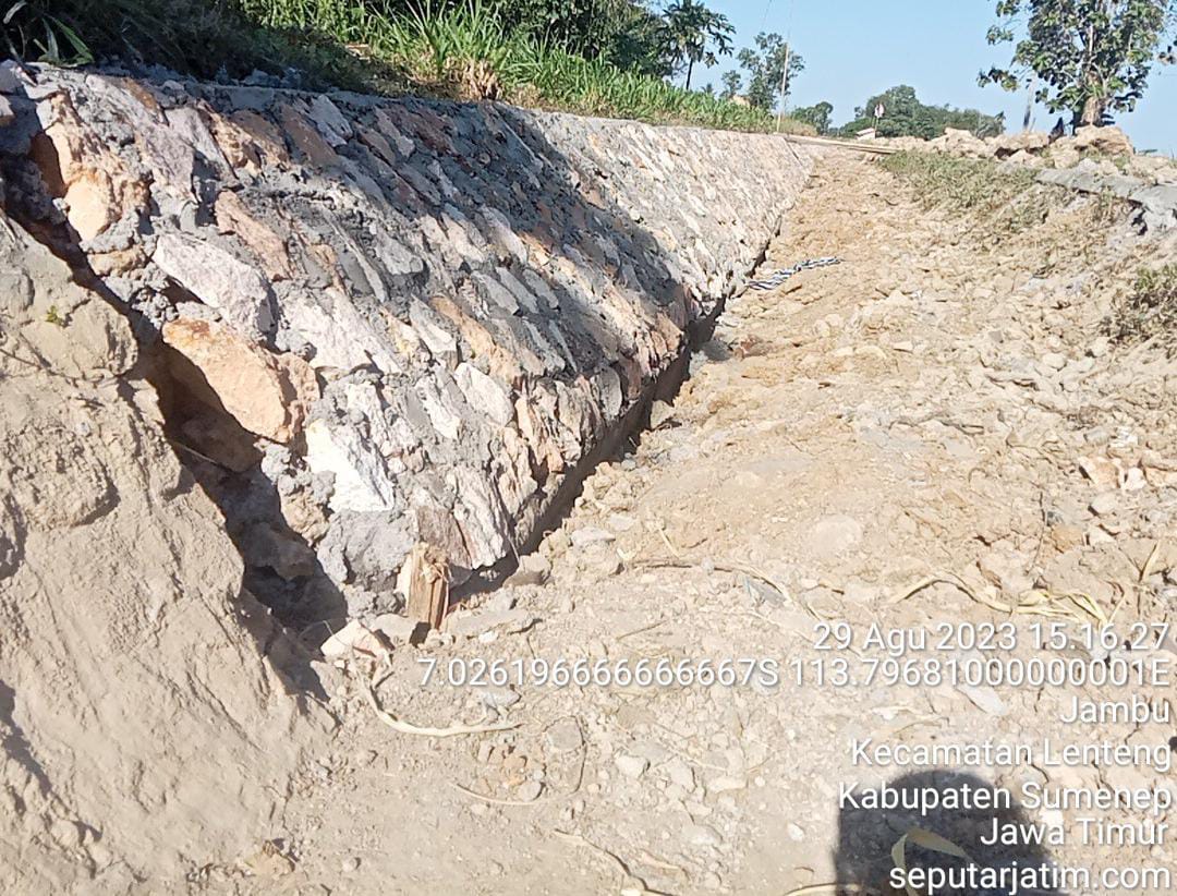 Proyek rehabilitasi sungai yang berdiri di desa Jambu, Kecamatan Lenteng