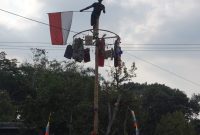 Redaksi : Bendera Merah Putih berkibar Di Langit Dukuh Pandak Dalam Acara Lomba Panjat Pinang Dalam Rangka Memperingati HUT RI Yang Ke 78