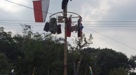 Redaksi : Bendera Merah Putih berkibar Di Langit Dukuh Pandak Dalam Acara Lomba Panjat Pinang Dalam Rangka Memperingati HUT RI Yang Ke 78