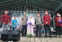 Foto:Secara simbolis camat Lenteng didampingi kepala desa Daramista memberikan hadia kepada pemenang lomba