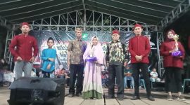 Foto:Secara simbolis camat Lenteng didampingi kepala desa Daramista memberikan hadia kepada pemenang lomba
