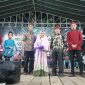 Foto:Secara simbolis camat Lenteng didampingi kepala desa Daramista memberikan hadia kepada pemenang lomba