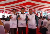 Foto:Kepala DLH Sumenep (tengah) didampingi kades Lobuk dan Kades Pandian