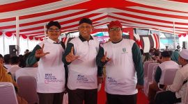 Foto:Kepala DLH Sumenep (tengah) didampingi kades Lobuk dan Kades Pandian