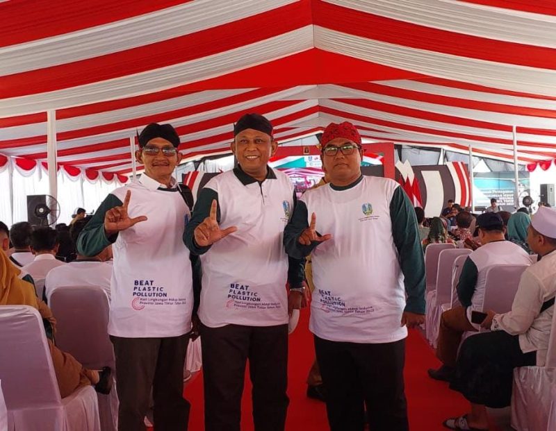 Foto:Kepala DLH Sumenep (tengah) didampingi kades Lobuk dan Kades Pandian