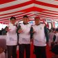 Foto:Kepala DLH Sumenep (tengah) didampingi kades Lobuk dan Kades Pandian