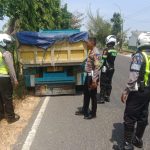 Satlantas polres Sumenep melakukan tindakan tilang di tempat kepada truck bermuatan galian C di Jl.lingkar Timur