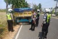 Foto:Satlantas polres Sumenep melakukan tindakan tilang di tempat kepada truck bermuatan galian C di Jl.lingkar Timur