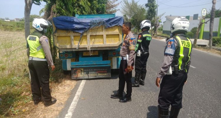 Satlantas polres Sumenep melakukan tindakan tilang di tempat kepada truck bermuatan galian C di Jl.lingkar Timur