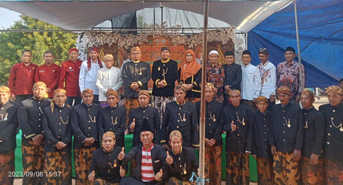 Foto:Foto bersama antara bupati sumenep dengan kepala desa dan seluruh perangkat serta tokoh masyarakat