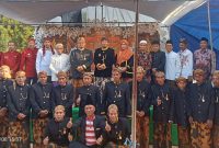 Foto:Foto bersama antara bupati sumenep dengan kepala desa dan seluruh perangkat serta tokoh masyarakat