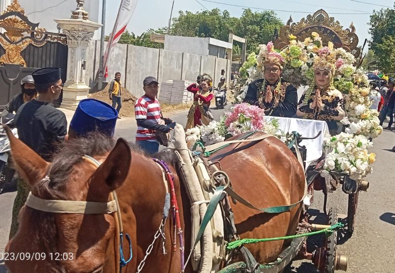 Foto:Kepala Desa Torbang bersama istri menaiki kereta kencana pada pawai Torbang Ritual Festival 2023