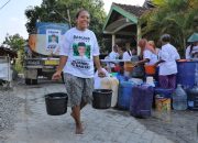 Kiai Muda Ganjar Salurkan 10.000 Liter Air Bersih untuk Ratusan Warga di Bojonegoro