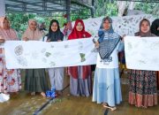 Antusiasme Warga Sumenep Belajar Membatik dengan Teknik Ecoprint dari Relawan Mak Ganjar Antusiasme Warga Sumenep Belajar Membatik dengan Teknik Ecoprint dari Relawan Mak Ganjar