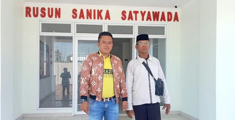 Foto:Pelapor didampingi kuasa hukumnya saat berada di Polres Sumenep