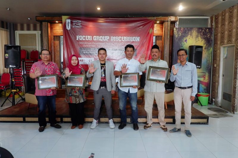 Foto: Direktur Center Of Law Studies bersama Nara sumber dalam acara FGD