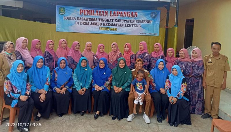 Foto: Foto bersama tim penilai dengan kepala desa jambu, kecamatan lenteng