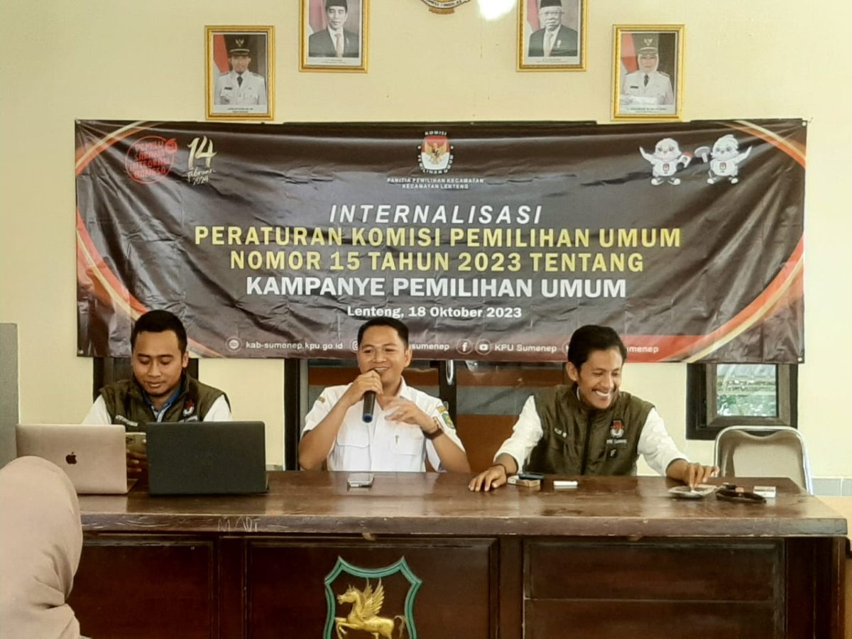 Foto: Sekretaris Desa Lenteng Timur saat memberikan sambutan dalam acara internalisasi PKPU No 15 tahun 2024