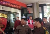 Foto:DITANGKAP. Potret Achsanul Qosasi, Anggota III BPK RI terlihat mengenal rompi pink di Kejagung. (Sumber foto dilansir dari Detikcom)