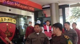 Foto:DITANGKAP. Potret Achsanul Qosasi, Anggota III BPK RI terlihat mengenal rompi pink di Kejagung. (Sumber foto dilansir dari Detikcom)