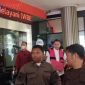 Foto:DITANGKAP. Potret Achsanul Qosasi, Anggota III BPK RI terlihat mengenal rompi pink di Kejagung. (Sumber foto dilansir dari Detikcom)