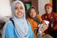 Bidan Monicque Marthalitha (jilbab putih), pejuang kesehatan pegunungan Payudan, Sumenep, Jawa Timur. (SJ photo)