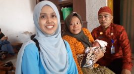 Bidan Monicque Marthalitha (jilbab putih), pejuang kesehatan pegunungan Payudan, Sumenep, Jawa Timur. (SJ photo)
