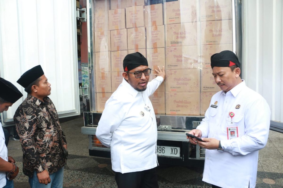 Foto:Bupati Sumenep Didampingi Kepala DKPP melepas Ekspor Bawang Merah ke Belanda