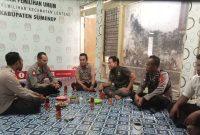 Foto: Bincang Santai Kapolsek Lenteng beserta anggota PPK Lenteng 