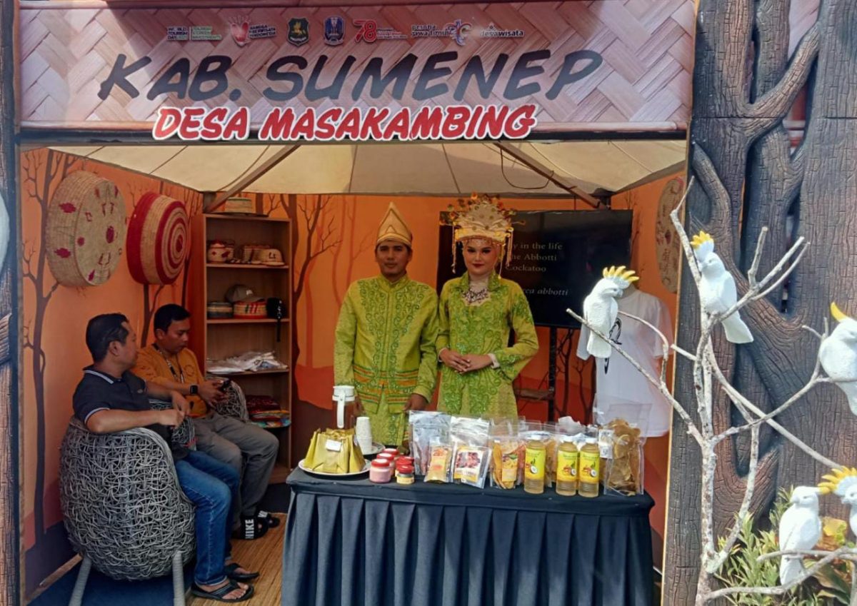 Foto: Stand Desa Masakambing dengan baju Khas suku bajo pada festival Dewi Cemara