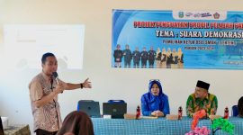 Foto: Anggota PPK Lenteng saat memberikan sosialisasi dihadapan siswa siswi SMAN 1 Lenteng 